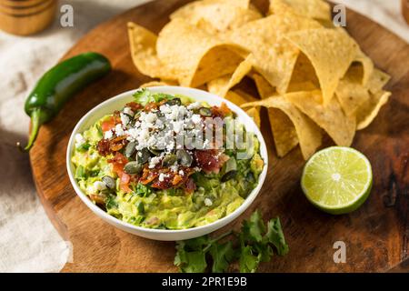 Guacamole gastronomique maison avec bacon Pepitas et Queso Fresco Banque D'Images