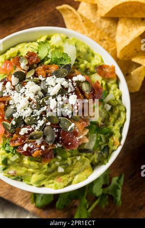 Guacamole gastronomique maison avec bacon Pepitas et Queso Fresco Banque D'Images