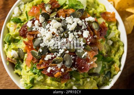 Guacamole gastronomique maison avec bacon Pepitas et Queso Fresco Banque D'Images