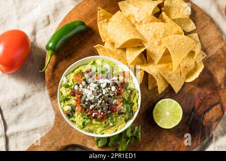 Guacamole gastronomique maison avec bacon Pepitas et Queso Fresco Banque D'Images