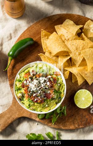 Guacamole gastronomique maison avec bacon Pepitas et Queso Fresco Banque D'Images