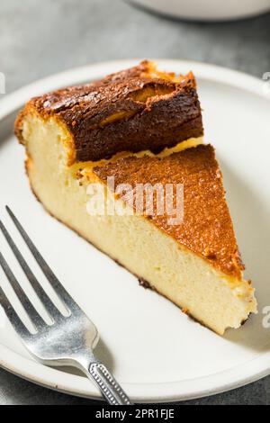 Cheesecake basque brûlé cuit dans une casserole prête à manger Banque D'Images