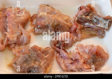 Fesikh, poisson-mulet gris fermenté, salé et séché du genre Mugil, une cuisine traditionnelle de célébration de l'ancienne cuisine égyptienne pendant le sham E Banque D'Images