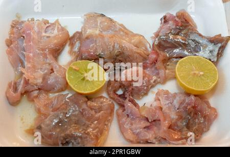 Fesikh, poisson-mulet gris fermenté, salé et séché du genre Mugil, une cuisine traditionnelle de célébration de l'ancienne cuisine égyptienne pendant le sham E Banque D'Images