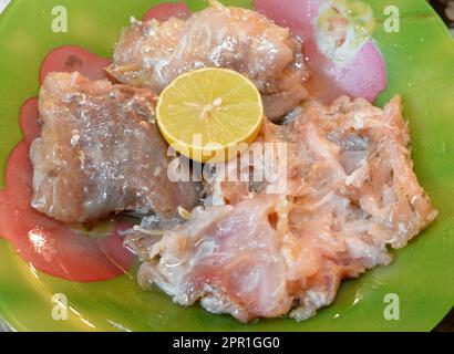 Fesikh, poisson-mulet gris fermenté, salé et séché du genre Mugil, une cuisine traditionnelle de célébration de l'ancienne cuisine égyptienne pendant le sham E Banque D'Images