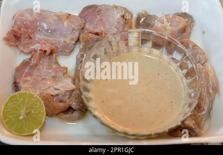 Fesikh, poisson-mulet gris fermenté, salé et séché du genre Mugil, une cuisine traditionnelle de célébration de l'ancienne cuisine égyptienne pendant le sham E Banque D'Images