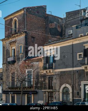 02-22-2023. Catane, Sicile, Italie, couleurs typiques sur les maisons ordinaires au centre-ville de la ville. Banque D'Images