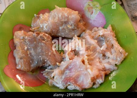 Fesikh, poisson-mulet gris fermenté, salé et séché du genre Mugil, une cuisine traditionnelle de célébration de l'ancienne cuisine égyptienne pendant le sham E Banque D'Images