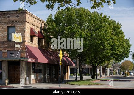 Oakdale, Californie, Etats-Unis - 18 avril 2023: Après-midi la lumière du soleil brille sur les bâtiments historiques dans le coeur du centre-ville d'Oakdale. Banque D'Images