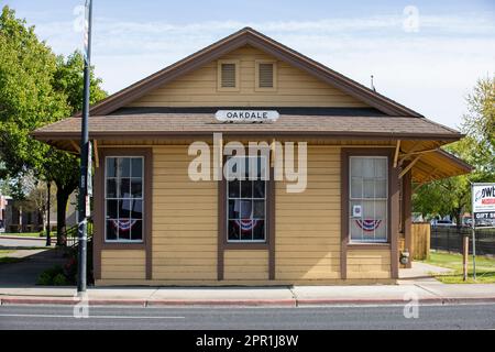 Oakdale, Californie, Etats-Unis - 18 avril 2023: Après-midi lumière du soleil brille sur la gare historique dans le coeur du centre-ville d'Oakdale. Banque D'Images