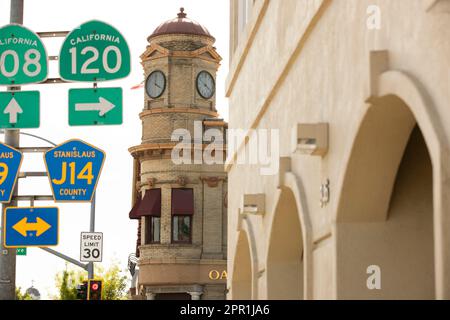 Oakdale, Californie, Etats-Unis - 18 avril 2023: Après-midi la lumière du soleil brille sur les bâtiments historiques dans le coeur du centre-ville d'Oakdale. Banque D'Images