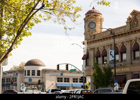 Oakdale, Californie, Etats-Unis - 18 avril 2023: Après-midi la lumière du soleil brille sur les bâtiments historiques dans le coeur du centre-ville d'Oakdale. Banque D'Images