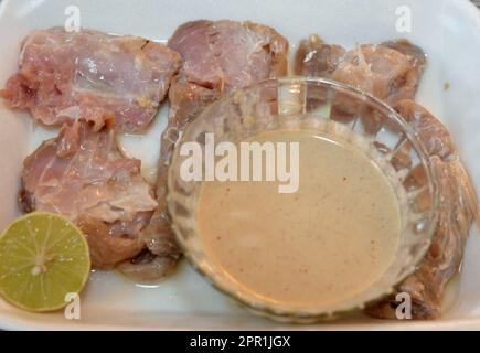 Fesikh, poisson-mulet gris fermenté, salé et séché du genre Mugil, une cuisine traditionnelle de célébration de l'ancienne cuisine égyptienne pendant le sham E Banque D'Images