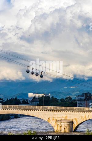 Vue sur le pont Marius-Gontard sur l'Isère à Grenoble, région Auvergne-Rhône-Alpes, France. Téléphérique de Grenoble-Bastille (Telephrique) Banque D'Images