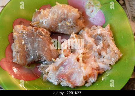 Fesikh, poisson-mulet gris fermenté, salé et séché du genre Mugil, une cuisine traditionnelle de célébration de l'ancienne cuisine égyptienne pendant le sham E Banque D'Images