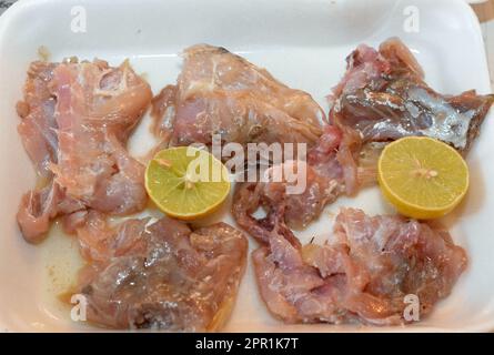 Fesikh, poisson-mulet gris fermenté, salé et séché du genre Mugil, une cuisine traditionnelle de célébration de l'ancienne cuisine égyptienne pendant le sham E Banque D'Images