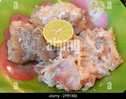 Fesikh, poisson-mulet gris fermenté, salé et séché du genre Mugil, une cuisine traditionnelle de célébration de l'ancienne cuisine égyptienne pendant le sham E Banque D'Images