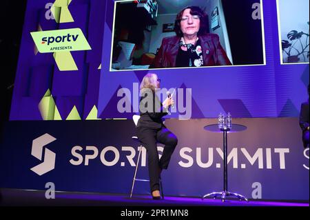 25 avril 2023, Sao Paulo, Sao Paulo, Brésil : (SPO) Sommet sportif de la FIFA Sao Paulo 2023 sur la coupe du monde de la FIFA Womenâ‚ â„ âs car l'Australie et la Nouvelle-Zélande accueillent le plus grand tournoi de tous les temps. 25 avril 2023, Sao Paulo, Brésil : Johanna Wood - Présidente de l'équipe nationale de football de la FIFA, Nouvelle-Zélande et Océanie et membre du Conseil de la FIFA ; Sarah Walsh, responsable du football des femmes, de la coupe du monde des femmes, héritage et inclusion, football de l'Australie et Ana Lorena Marche - Superviseur des équipes nationales des femmes, CBF ; Natalia Lara - des journalistes parlent au Sommet sportif de la FIFA, Sao Paulo 2023, qui est l'un des plus grands événements sportifs Banque D'Images