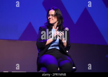 25 avril 2023, Sao Paulo, Sao Paulo, Brésil : (SPO) Sommet sportif de la FIFA Sao Paulo 2023 sur la coupe du monde de la FIFA Womenâ‚ â„ âs car l'Australie et la Nouvelle-Zélande accueillent le plus grand tournoi de tous les temps. 25 avril 2023, Sao Paulo, Brésil : Johanna Wood - Présidente de l'équipe nationale de football de la FIFA, Nouvelle-Zélande et Océanie et membre du Conseil de la FIFA ; Sarah Walsh, responsable du football des femmes, de la coupe du monde des femmes, héritage et inclusion, football de l'Australie et Ana Lorena Marche - Superviseur des équipes nationales des femmes, CBF ; Natalia Lara - des journalistes parlent au Sommet sportif de la FIFA, Sao Paulo 2023, qui est l'un des plus grands événements sportifs Banque D'Images