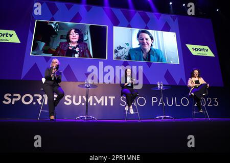 25 avril 2023, Sao Paulo, Sao Paulo, Brésil : (SPO) Sommet sportif de la FIFA Sao Paulo 2023 sur la coupe du monde de la FIFA Womenâ‚ â„ âs car l'Australie et la Nouvelle-Zélande accueillent le plus grand tournoi de tous les temps. 25 avril 2023, Sao Paulo, Brésil : Johanna Wood - Présidente de l'équipe nationale de football de la FIFA, Nouvelle-Zélande et Océanie et membre du Conseil de la FIFA ; Sarah Walsh, responsable du football des femmes, de la coupe du monde des femmes, héritage et inclusion, football de l'Australie et Ana Lorena Marche - Superviseur des équipes nationales des femmes, CBF ; Natalia Lara - des journalistes parlent au Sommet sportif de la FIFA, Sao Paulo 2023, qui est l'un des plus grands événements sportifs Banque D'Images