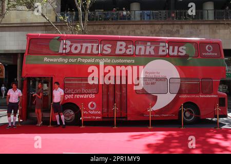 Jennifer Hawkins lance le premier voyage du Vodafone Bonus Bank bus, un bus à impériale de style londonien qui visitera les villes australiennes avec des produits bonus pour les membres du programme de fidélité Vodafone pour les clients prépayés. Sydney, Australie - 30.09.10 Banque D'Images