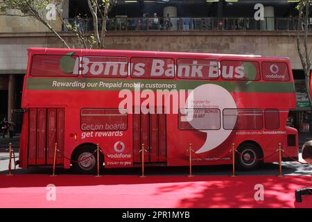 Jennifer Hawkins lance le premier voyage du Vodafone Bonus Bank bus, un bus à impériale de style londonien qui visitera les villes australiennes avec des produits bonus pour les membres du programme de fidélité Vodafone pour les clients prépayés. Sydney, Australie - 30.09.10 Banque D'Images