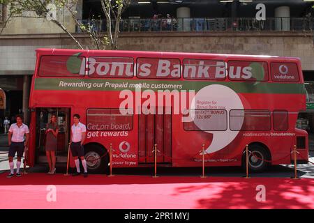 Jennifer Hawkins lance le premier voyage du Vodafone Bonus Bank bus, un bus à impériale de style londonien qui visitera les villes australiennes avec des produits bonus pour les membres du programme de fidélité Vodafone pour les clients prépayés. Sydney, Australie - 30.09.10 Banque D'Images