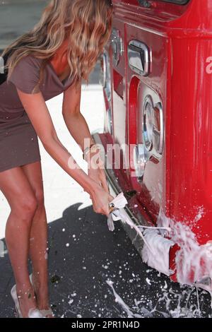 Jennifer Hawkins lance le premier voyage du Vodafone Bonus Bank bus, un bus à impériale de style londonien qui visitera les villes australiennes avec des produits bonus pour les membres du programme de fidélité Vodafone pour les clients prépayés. Sydney, Australie - 30.09.10 Banque D'Images