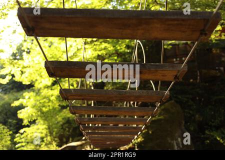 Pont suspendu en bois dans le parc, vue de dessous Banque D'Images