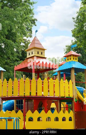 Nouvelle maison de jeu de château colorée sur l'aire de jeux pour enfants Banque D'Images