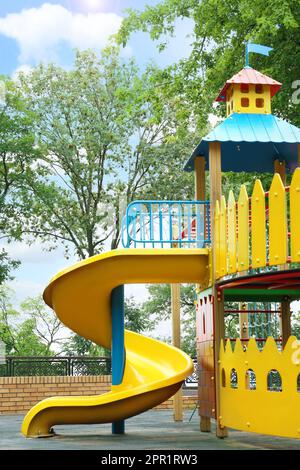 Nouvelle maison de jeu de château colorée avec toboggan sur l'aire de jeux pour enfants Banque D'Images