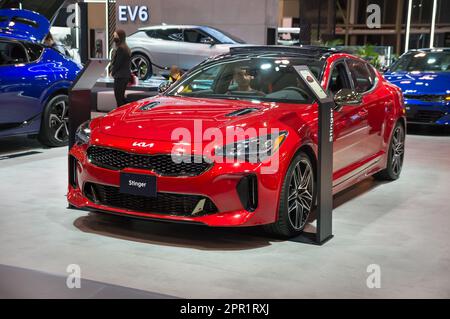 Toronto, Canada - 02 25 2023: California Red Kia Stinger berline sport à dos rabougé de taille moyenne exposée au salon international de l'auto 2023 du Canada Banque D'Images