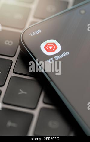 New york, Etats-Unis - 25 avril 2023 : ouvrez l'application Youtube Studio sur l'écran du smartphone pour afficher en gros plan l'arrière-plan du clavier Banque D'Images