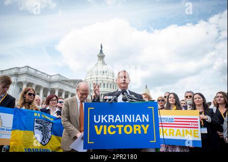 Joe Wilson (républicain de la Caroline du Sud), à droite, est accompagné du représentant des États-Unis Steve Cohen (démocrate du Tennessee), à gauche, qui fait des remarques sur une résolution de victoire ukrainienne lors d'une conférence de presse au Capitole des États-Unis à Washington, DC, mardi, 25 avril 2023. Crédit : Rod Lamkey/CNP Banque D'Images