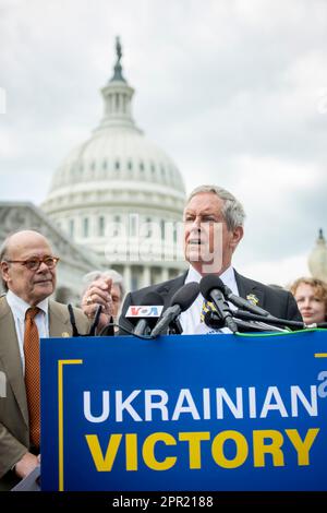 Joe Wilson (républicain de la Caroline du Sud), à droite, est accompagné du représentant des États-Unis Steve Cohen (démocrate du Tennessee), à gauche, qui fait des remarques sur une résolution de victoire ukrainienne lors d'une conférence de presse au Capitole des États-Unis à Washington, DC, mardi, 25 avril 2023. Crédit : Rod Lamkey/CNP Banque D'Images