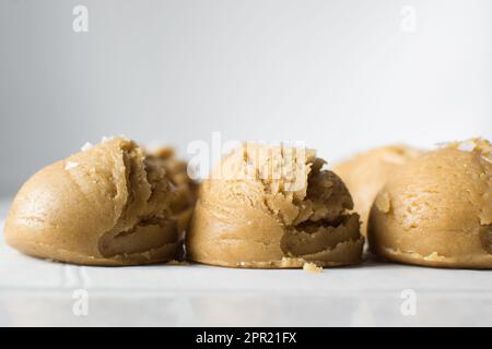 Pelles de pâte à biscuit à la vanille sur un plateau doublé de parchemin, pâte à biscuit à la vanille simple avec des flocons de sel sur le point d'être cuits Banque D'Images