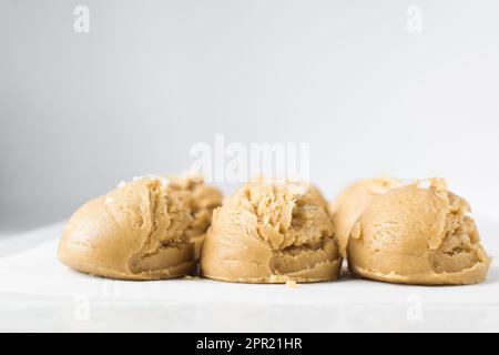 Pelles de pâte à biscuit à la vanille sur un plateau doublé de parchemin, pâte à biscuit à la vanille simple avec des flocons de sel sur le point d'être cuits Banque D'Images