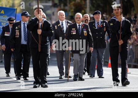 Sydney, Australie. 25th avril 2023. Les anciens combattants de guerre, le personnel de défense, les veuves de guerre et les descendants descendent dans la rue Elizabeth pendant le défilé de l'ANZAC à 25 avril 2023, en Australie. Cette année, le jour de mars de l'ANZAC vient 108 ans à jour depuis que les troupes de l'Australie et de la Nouvelle-Zélande ont atterri à Gallipoli pour lancer la campagne crédit: IIO IMAGES/Alay Live News Banque D'Images