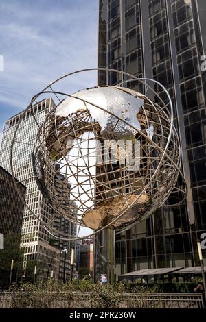 New York, NY - Etats-Unis - 14 avril 2023 vue du globe du cercle de Christophe Colomb, une sculpture d'un globe de Kim Brandell, installée en dehors de Trump International H. Banque D'Images