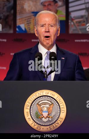 Washington, DC, Etats-Unis, 25 avril 2023. LE président AMÉRICAIN Joe Biden prononce un discours sur son programme investir en Amérique lors de la conférence législative des syndicats des métiers du bâtiment en Amérique du Nord, à Washington, DC, États-Unis, du 25 au 19 avril 2023. Ce matin, le président Biden a annoncé officiellement son offre de réélection de 2024 : CNP/MediaPunch Banque D'Images
