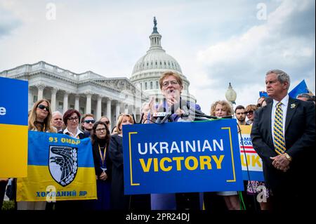 Washington, DC, 25 avril 2023. Marcy Kaptur, représentante des États-Unis (démocrate de l'Ohio), à gauche, est rejointe par le représentant des États-Unis Joe Wilson (républicain de la Caroline du Sud), à droite, alors qu'elle fait des remarques sur une résolution de victoire ukrainienne lors d'une conférence de presse au Capitole des États-Unis à Washington, DC, mardi, 25 avril 2023. Crédit : Rod Lamkey/CNP/MediaPunch Banque D'Images