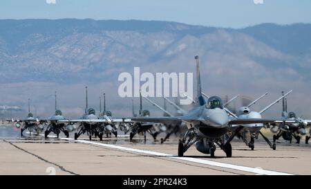 Quarante-neuf F-16 Vipers et MQ-9 tabliers affectés à la file de l'escadre 49th sur la piste lors d'une promenade à dos d'éléphant à la base aérienne Holoman, Nouveau-Mexique, 21 avril 2023. La 49th e Escadre est la plus grande unité d’entraînement officielle F-16 et MQ-9 de la Force aérienne, construisant des pilotes d’équipage de combat et des opérateurs de capteurs prêts à affronter de futurs conflits. (É.-U. Photo de la Force aérienne par Tech. Le sergent Victor J. Caputo) Banque D'Images