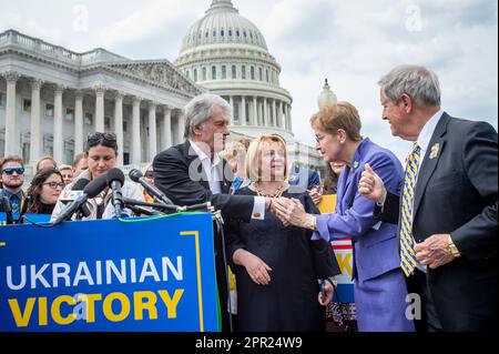 Washington, DC, 25 avril 2023. L'ancien président ukrainien Viktor Iouchtchenko, à gauche, est accueilli par le représentant des États-Unis Marcy Kaptur (démocrate de l'Ohio), deuxième de droite, Et le représentant américain Joe Wilson (républicain de Caroline du Sud), à droite, après avoir fait des remarques sur une résolution de victoire ukrainienne lors d'une conférence de presse au Capitole des États-Unis à Washington, DC, mardi, 25 avril 2023. Crédit : Rod Lamkey/CNP/MediaPunch Banque D'Images