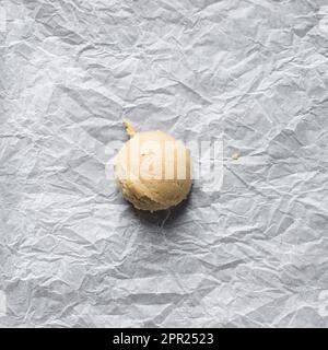 Des pelles de pâte à biscuit à la vanille sur une plaque à biscuit doublée de parchemin, pâte à biscuit à la vanille sur le point d'être cuite Banque D'Images
