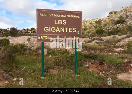 Cordoue, Argentine, 6 avril 2023 : panneau à la réserve naturelle d'eau de Los Gigantes, un massif de montagne qui appartient à la zone nord du Grand Sierras Banque D'Images