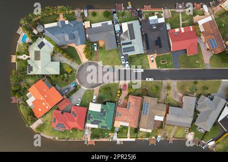 Vue aérienne sur le toit des maisons en bord de mer de la ville côtière de Forster, Nouvelle-Galles du Sud, Australie Banque D'Images