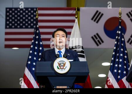 Greenbelt, Maryland, États-Unis. 25th avril 2023. Le président sud-coréen Yoon Suk Yeol parle après avoir visité le Goddard Space Center de la NASA à Greenbelt, Maryland, États-Unis, le 25 avril 2023. Yoon est le premier jour d'une visite de trois jours à DC, où il doit se rendre à la Maison Blanche et prendre la parole lors d'une session conjointe du Congrès. Credit: Jim LoScalzo/Pool via CNP/dpa/Alay Live News Banque D'Images