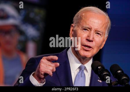 Washington, DC, États-Unis. 25th avril 2023. LE président AMÉRICAIN Joe Biden prononce un discours sur son programme investir en Amérique lors de la conférence législative des syndicats des métiers du bâtiment en Amérique du Nord, à Washington, DC, États-Unis, du 25 au 19 avril 2023. Ce matin, le président Biden a annoncé officiellement sa candidature pour la réélection de 2024. Credit: dpa/Alay Live News Banque D'Images