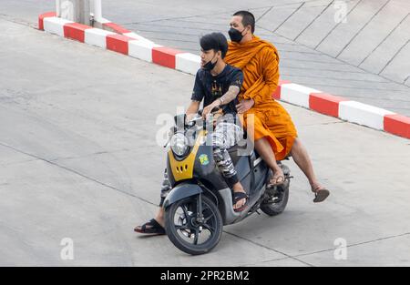 SAMUT PRAKAN, THAÏLANDE, 31 2023 JANVIER, Un homme fait une moto avec un moine bouddhiste Banque D'Images