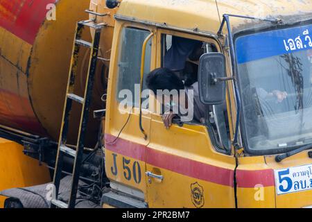 SAMUT PRAKAN, THAÏLANDE, JANVIER 31 2023, le conducteur du camion de mélangeur regarde par la fenêtre ouverte et recule Banque D'Images